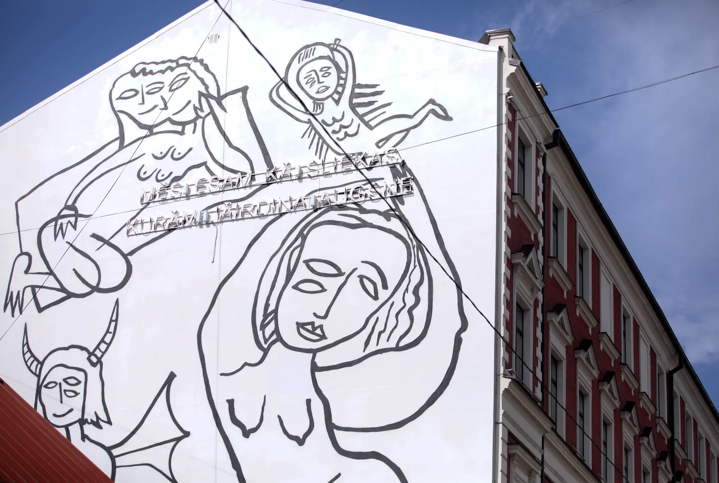 Mākslinieka Kristiana Brektes gleznojums "Veltījums Džemmai Skulmei" uz Rīgas 40.vidusskolas sienas.