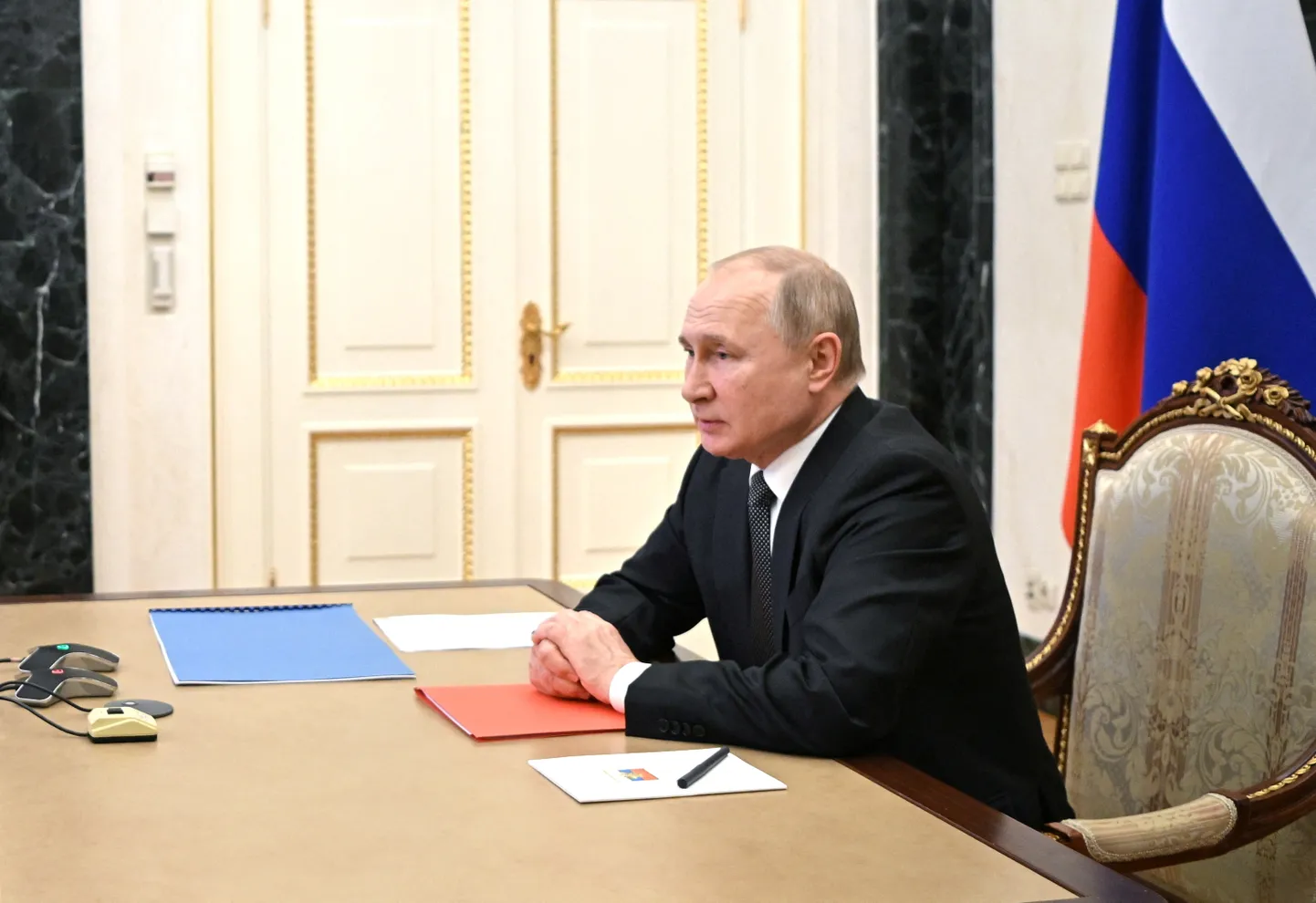 Venemaa president Vladimir Putin täna videokoosolekul riigi julgeolekunõukogu liikmetega.