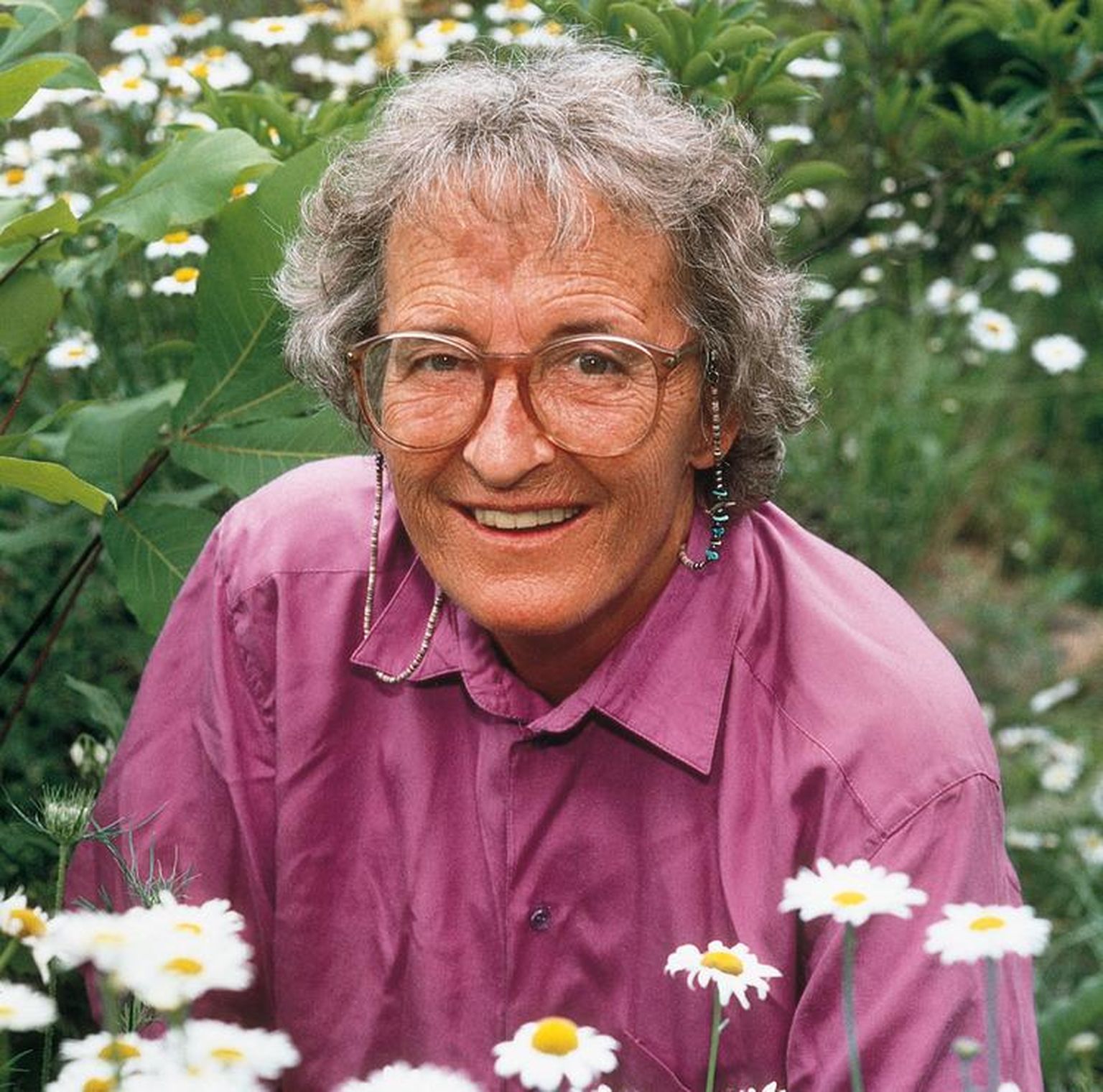 Elisabeth Kübler-Ross (1926–2004) oli šveitsi päritolu ameerika psühhiaater ja surmalähedaste kogemuste uurimise eelkäija. Raamatus «Surmast ja suremisest» (1969) sõnastas ta selle, mida nüüd tuntakse Kübler-Rossi mudelina. Ta pakkus välja leina viis etappi: eitus, viha, kauplemine, masendus, leppimine.