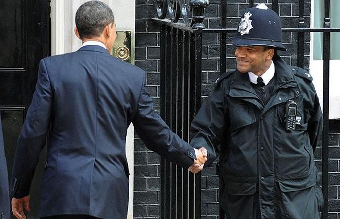 Briti peaministri David Cameroni residentsi Downing St 10 sisenev USA president Barack Obama kätlemas politseikonstaabli Michael Zamoraga.