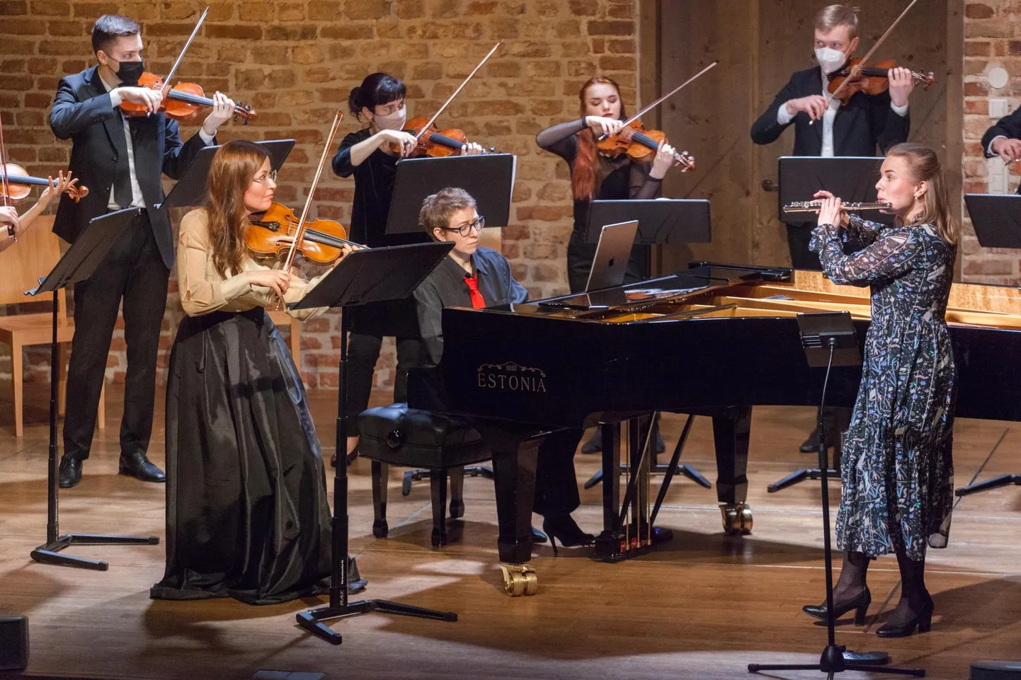 Kammerorkester ME103 ja pianist Irina Zahharenkova. Esiplaanil soleerivad viiuldaja Marie-Helen Aavakivi ja flöödimängija Liina Fidelman.