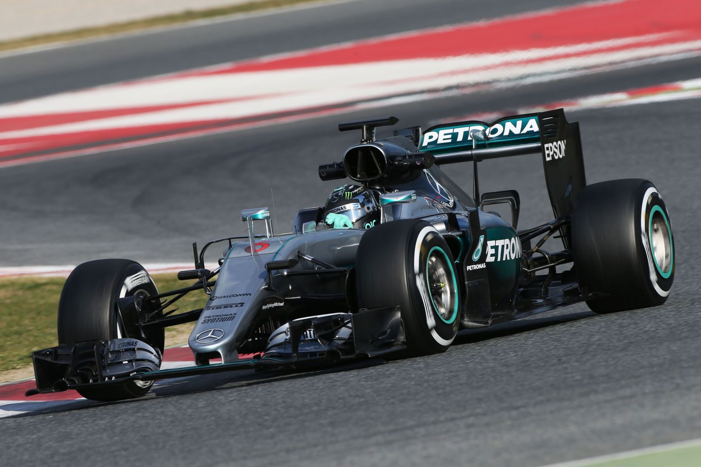 Nico Rosberg kihutab Barcelona ringrajal esimesel hooajaeelsel testil. Mercedesed ei püüdnudki olla kõige kiiremad, küll aga näidati selgelt parimat töökindlust.