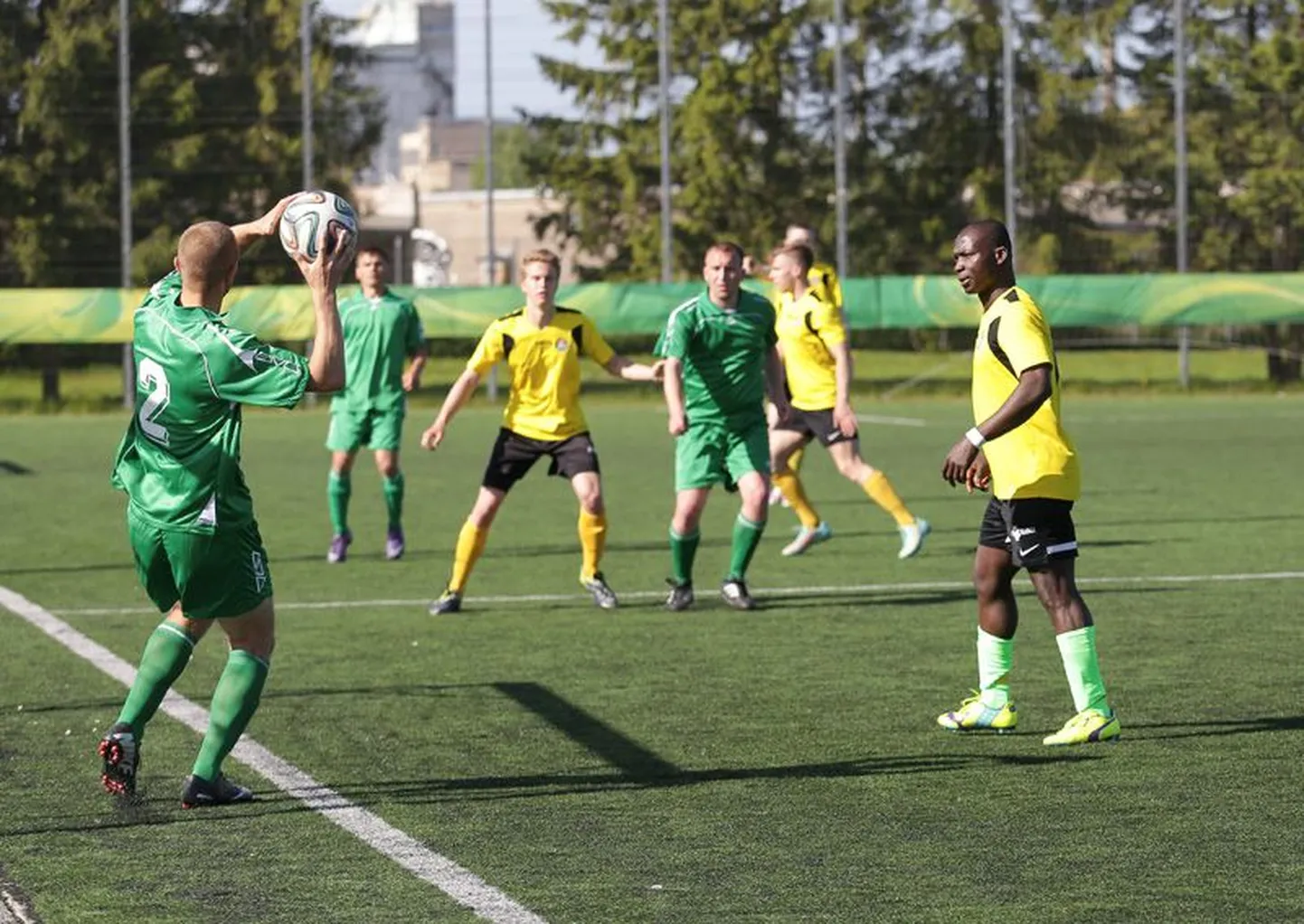 Moldova jalgpallurid alistasid Rakvere jalgpalliklubi Tarvas duubelvõistkonna (kollases) 2:0.