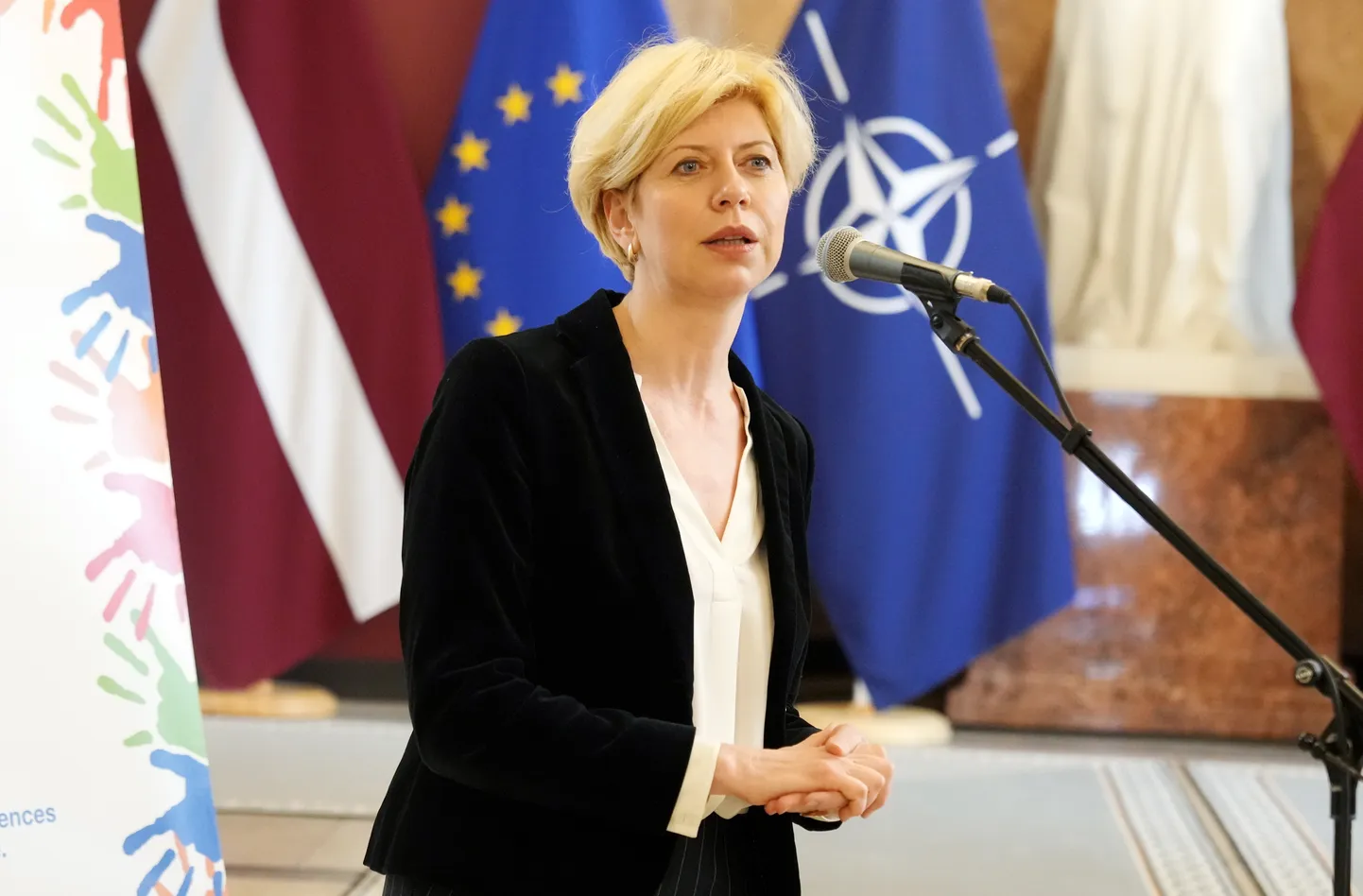 Izglītības un zinātnes ministre Anda Čakša piedalās starptautiskas profilakses programmas "KiVa" atklāšanas pasākumā.