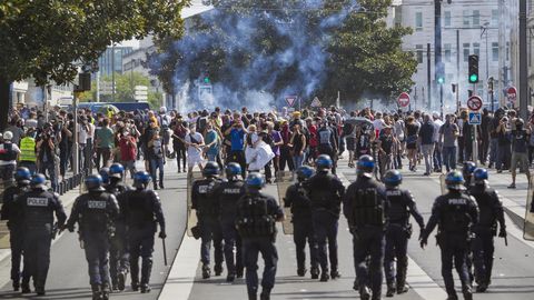 Pariis toob kollavestide meeleavalduseks tänavale 7000 politseinikku