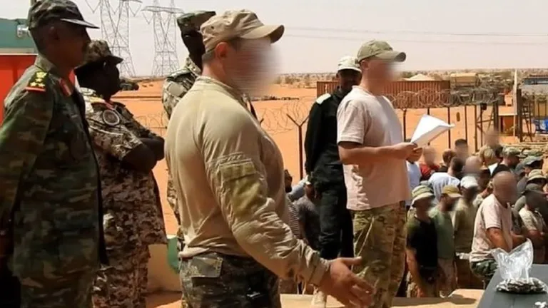 Командир одного из формирований ЧВК "Вагнер" и суданские военные в 2019 году