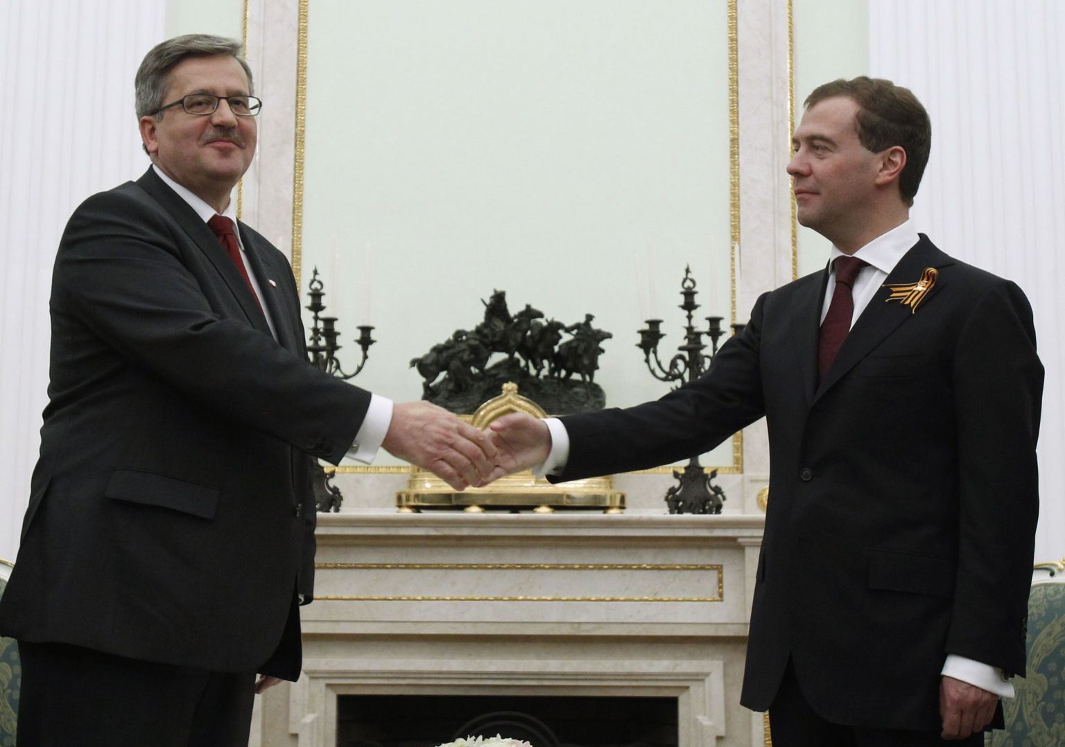 Poola president Bronislaw Komorowski (vasakul) ja tema Vene kolleeg Dmitri Medvedev.