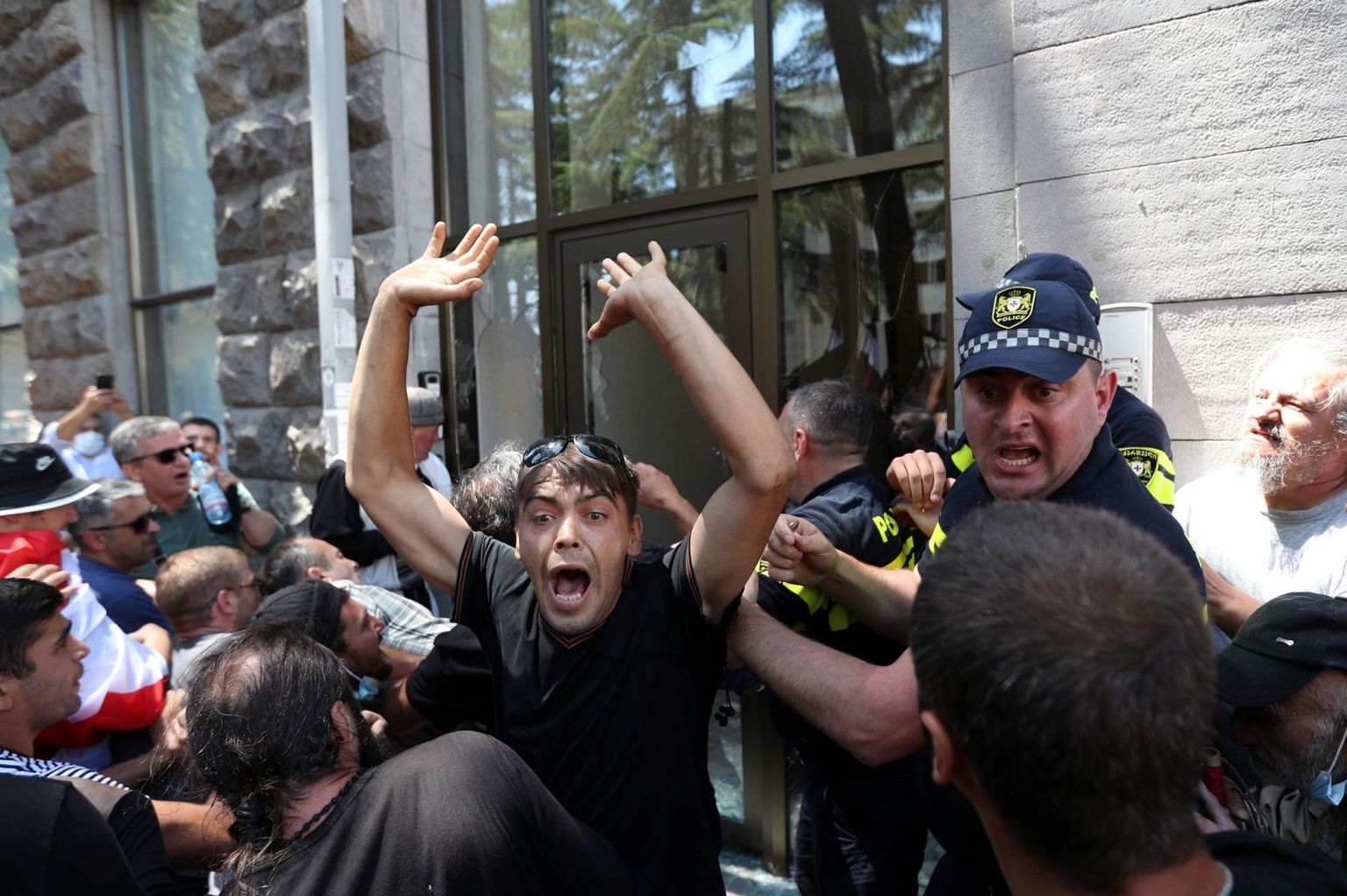LGBT-liikumise vastased protestijad ründasid üleeile Thbilisis kohalikku seksuaalvähemuste marssi korraldavat organisatsiooni. 
