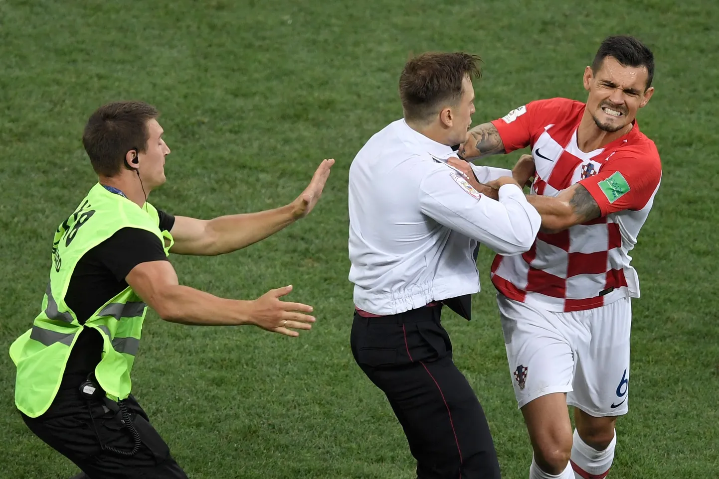 Dejan Lovren finaalis platsile tungijat väljakult minema vedamas.