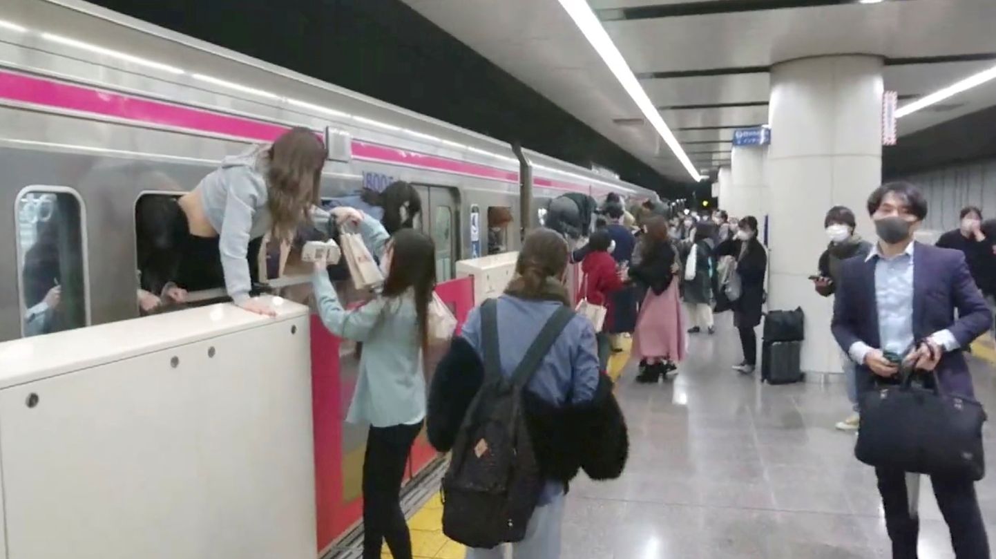 Videokaader, millel on näha inimesi põgenemas rongist akende kaudu, et pääseda noaründaja eest