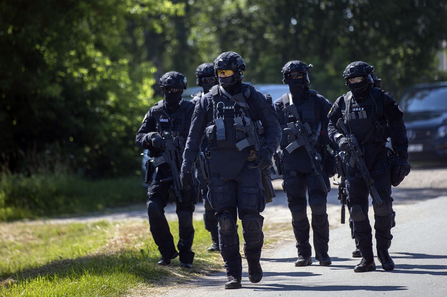 Lietuvas policijas pretterorisma operāciju vienības ARAS locekļi ierodas bēgļu nometnē Vydeniai ciemā