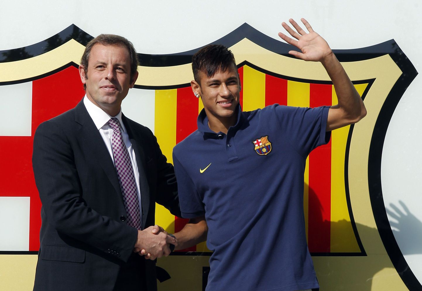 Neymar liitus Barcelonaga 2013. aasta juunis. Vasakul klubi toonane president Sandro Rosell, keda ähvardab nüüd maksupettuse eest pikk vanglakaristus.