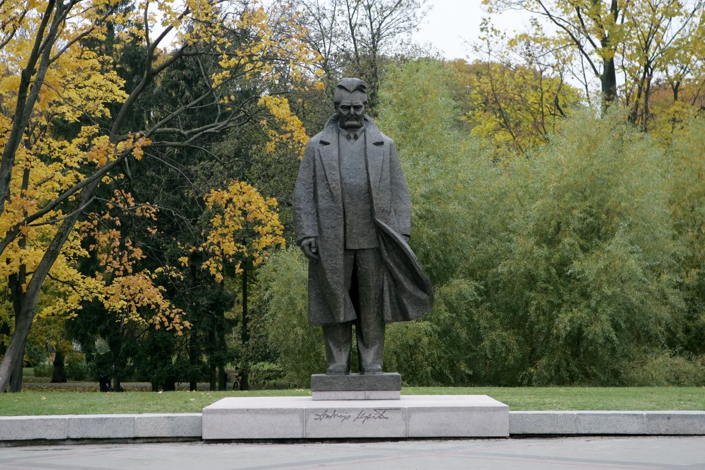 Restaurētais Andreja Upīša piemineklis Kronvalda parkā.