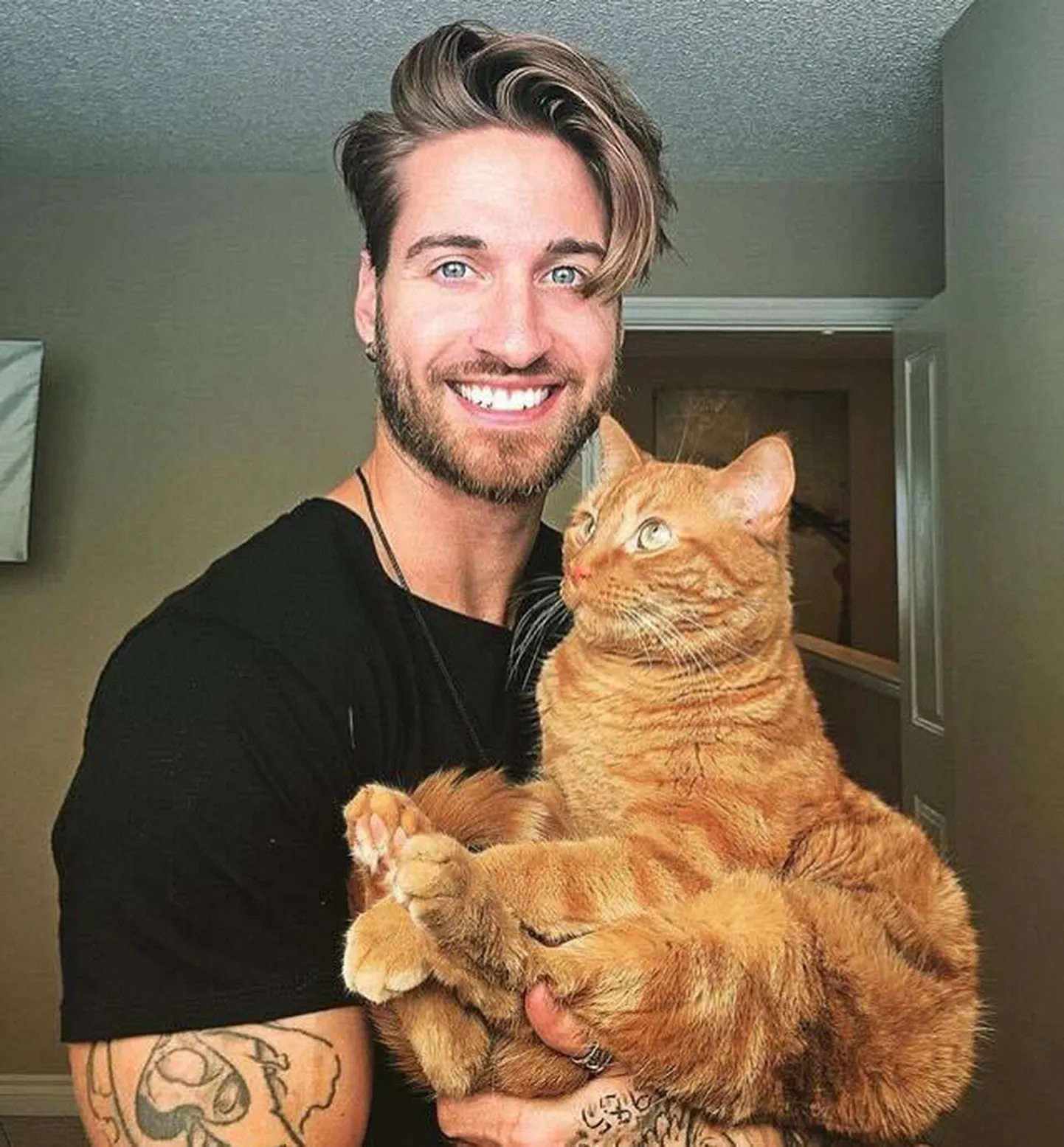 Travis Deslaurier ja kass Jacob