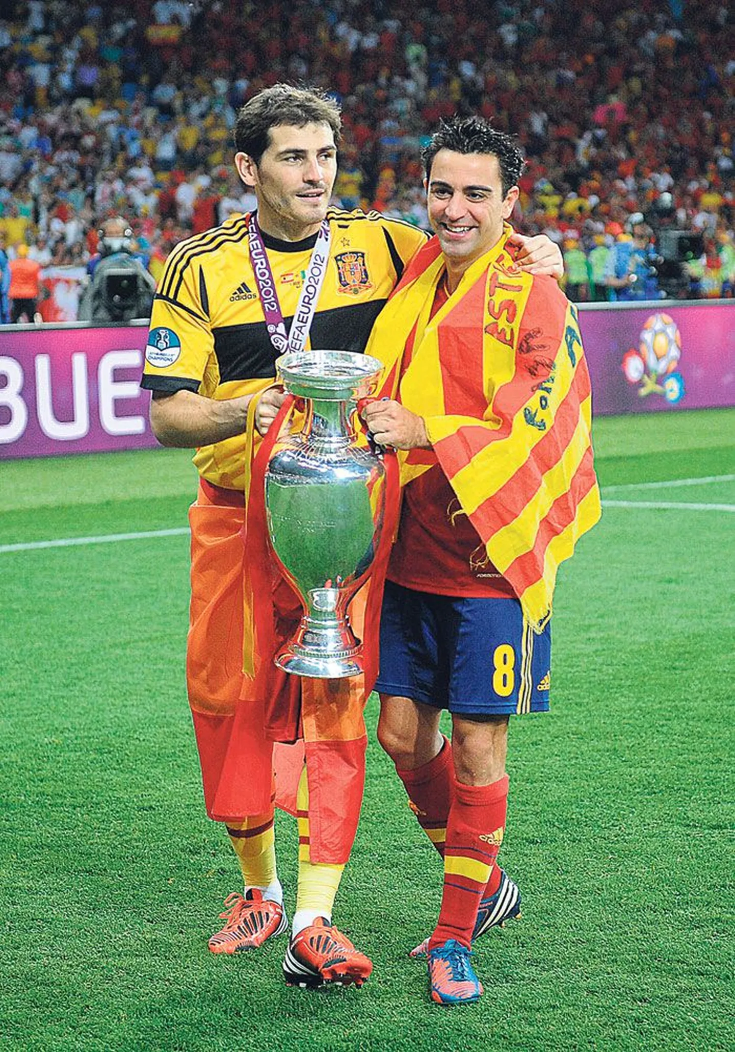 Капитан мадридского Real Икер Касильяс (слева) и капитан Barcelona Хави, сменивший на этом посту Карлеса Пуйоля, отмечают триумф сборной Испании – титул чемпиона Европы  2012 года.