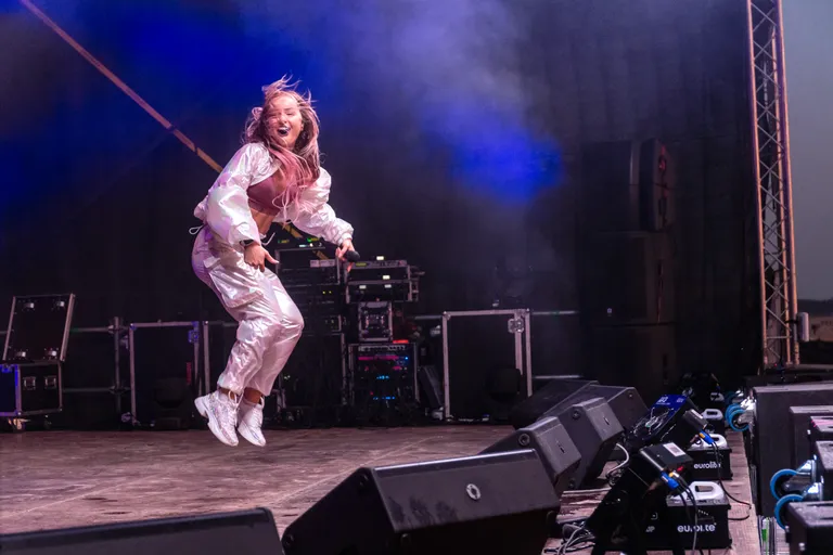 East Beach Fest 2019 Мари Краймбрери прыгает даже на сцене
