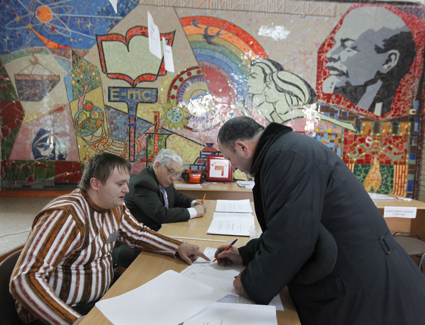 Valija ja ametnikud eile Stavropoli linnas valimisjaoskonnas.