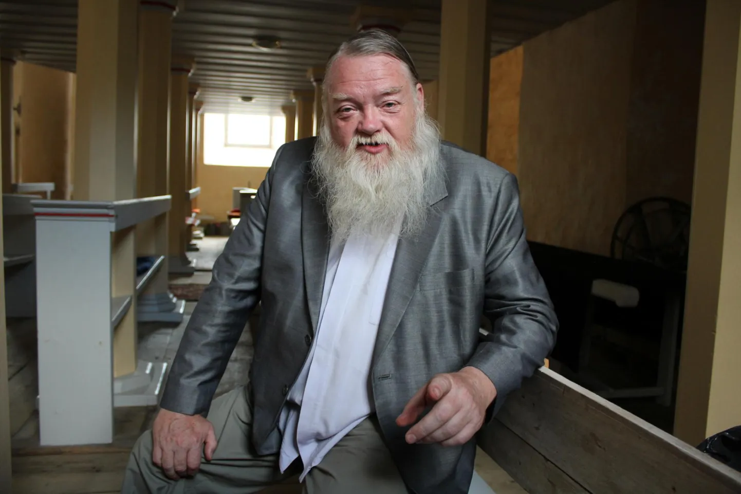 Ehkki tausta poolest traktorist, meenutab Ervin Pill piiblist välja astunud pühameest.