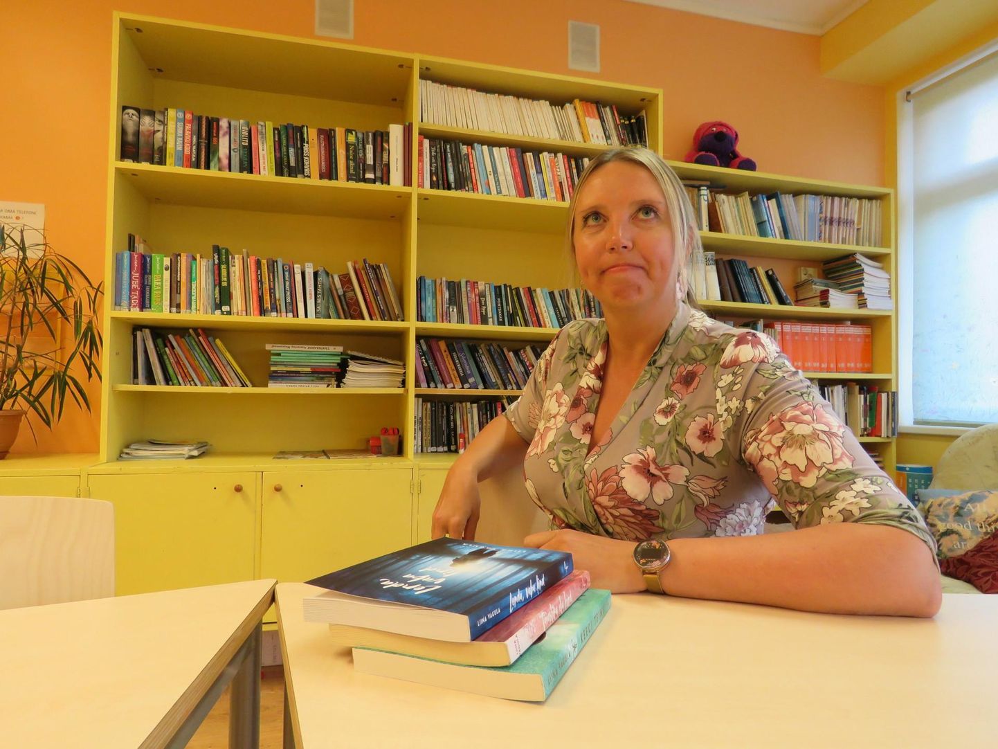 Tilsi põhikooli õpetaja ja noortekirjanik Liina Vagula oma klassiruumis, laual tema enda kirjutatud noorteromaanid.