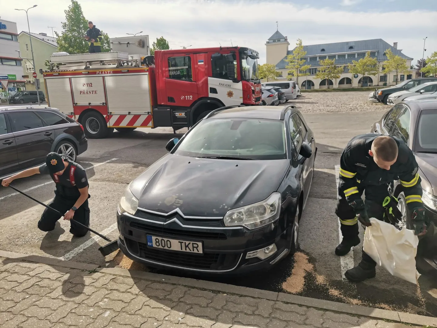 Päästjad katsid reostuse absorbendiga, mõni minut hiljem saabunud autoomanik lubas sõiduki kohe remonti viia.