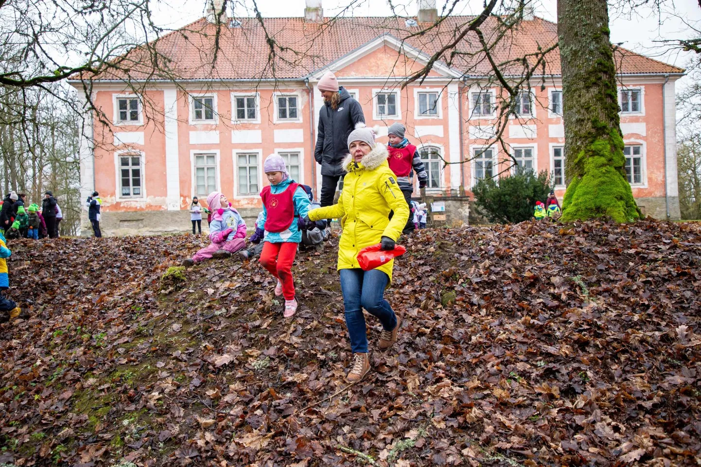 Nii linnapea Priit Värk kui ka Sargvere mõisa ostmisest huvitatud OÜ Sargvere Mõis juhatuse liige Priit Loime kinnitasid, et kogukonda mõisa juurest ei tõrjuta.