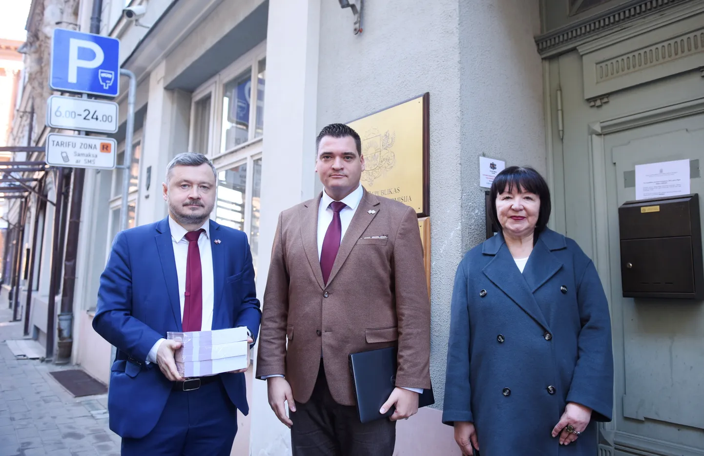 Nacionālās Apvienības "Visu Latvijai!-Tēvzemei un Brīvībai/LNNK" Rīgas nodaļas vadītājs Ģirts Lapiņš, Rīgas mēra amata kandidāts, saraksta līderis un Rīgas vicemērs Edvards Ratnieks un Nacionālās Apvienības pārstāve, dzejniece Liāna Langa
