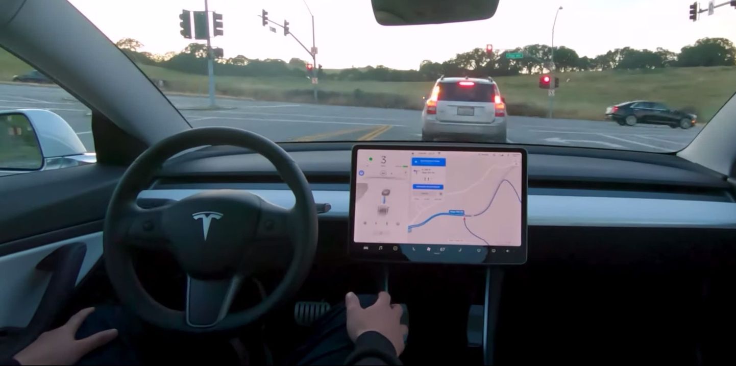 Teslas tuleb isejuhtimise ajal praegu rooli juures istuda ja olema valmis igal ajal juhtimist üle võtma. Töötajatele jagatud versiooniuuendusega aga ei pea juht enam valvel olema.