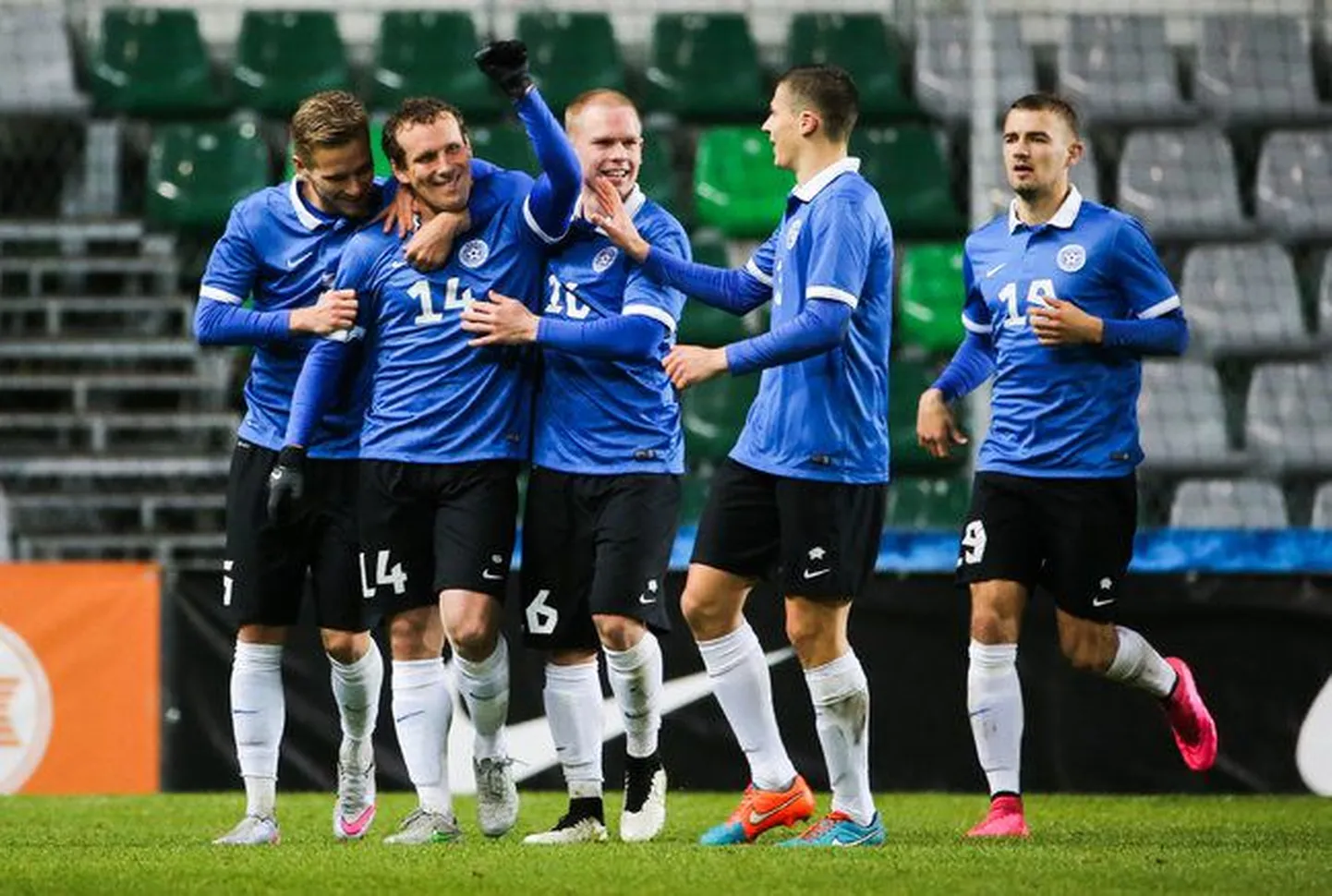 Товарищи по команде поздравляют Константина Васильева с забитым мячом во вчерашнем матче.