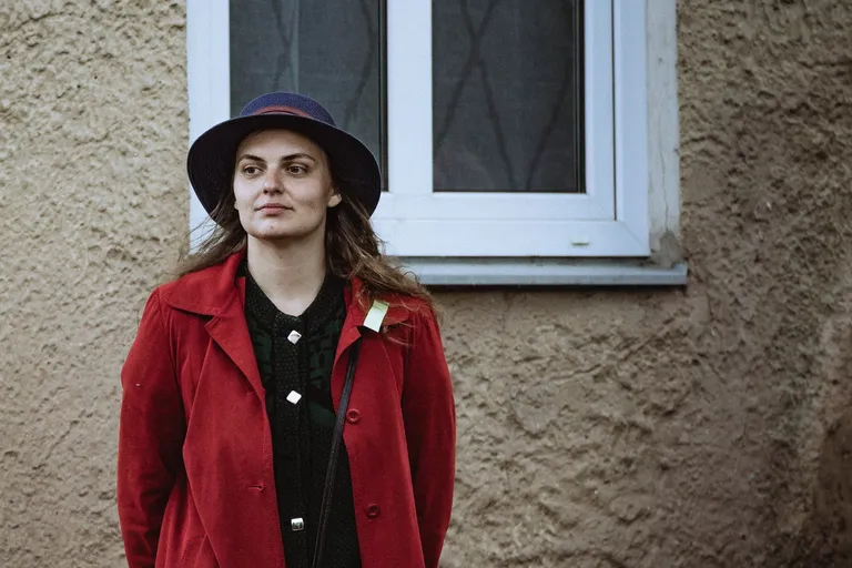 Jaanika Tammaru ühes eelmises «Läbi linna» lavastuses.