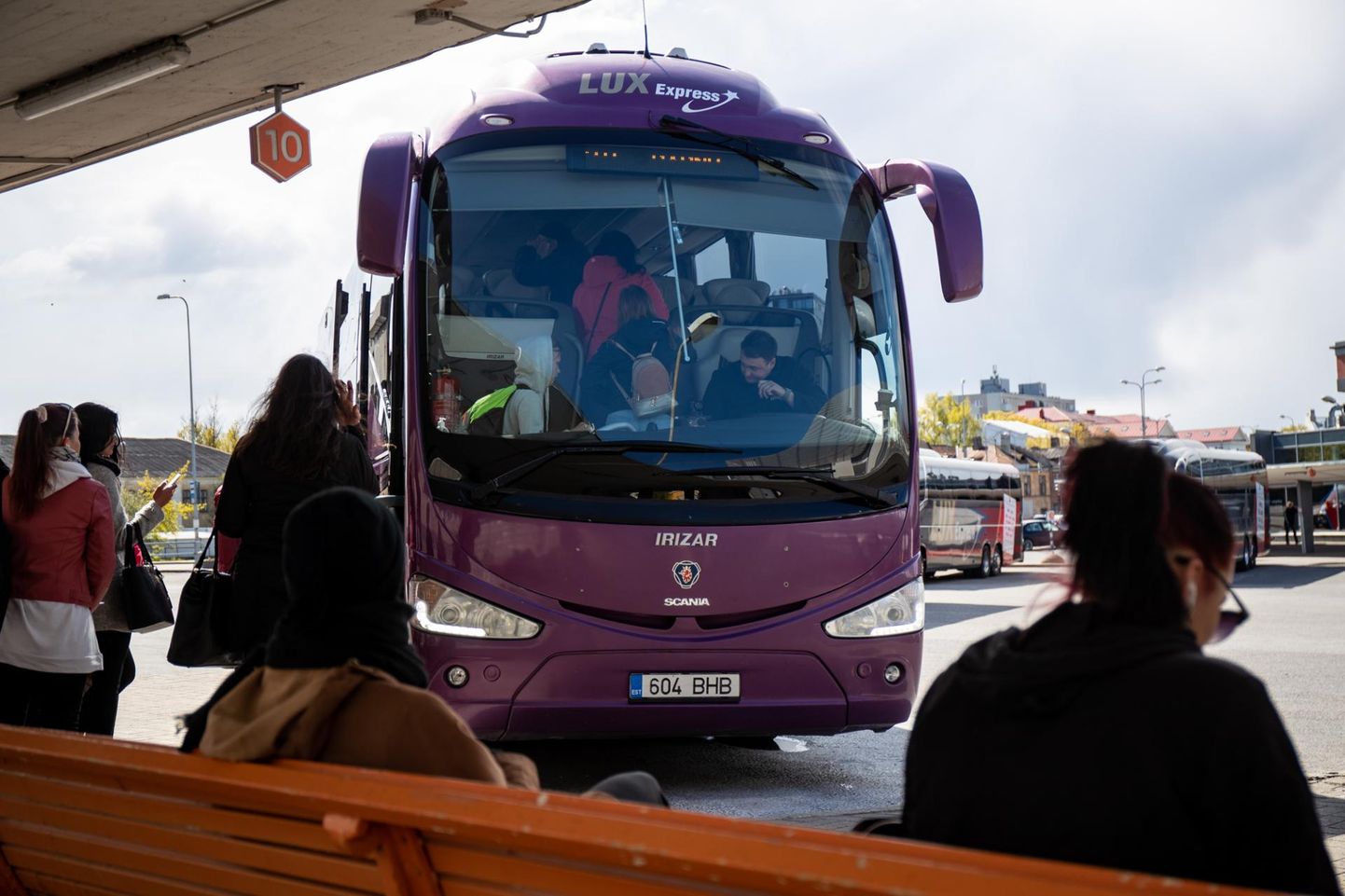 Tallinna–Pärnu, Tallinna– Kuressaare ja Tartu–Narva bussiliinil hõreneb sõitjatevedu esmaspäevast neljapäevani ja laupäeviti ühe reisi võrra mõlemal suunal. 
