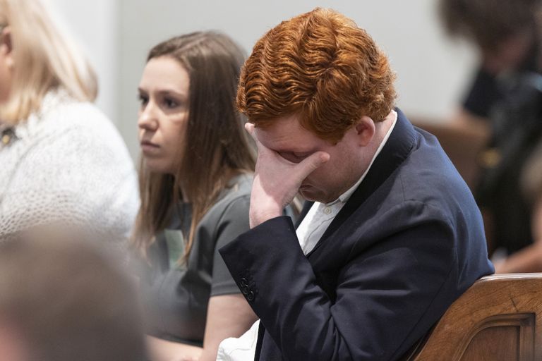 Старший сын Алекса Мердо во время судебного слушания. 
