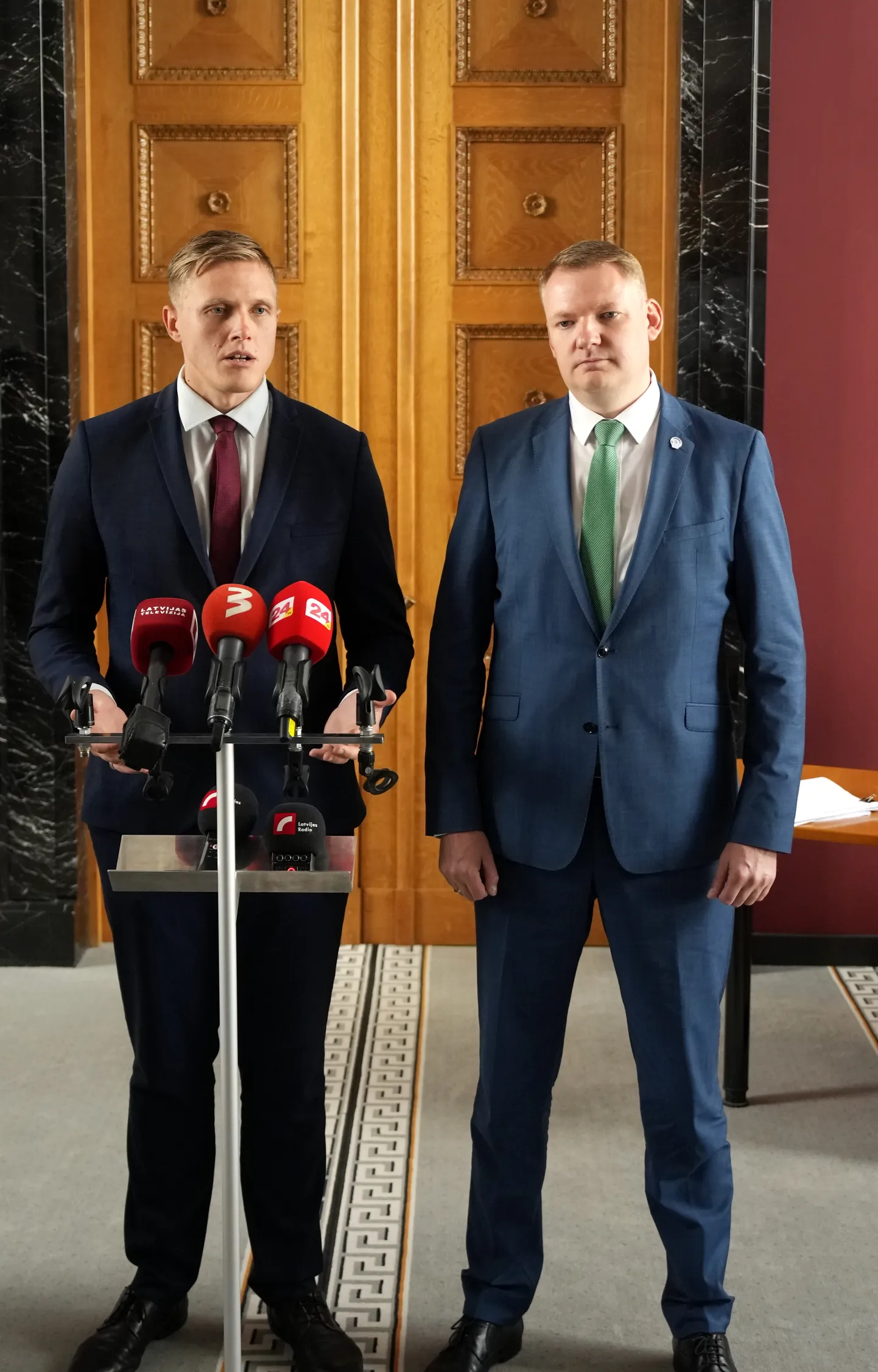 Nacionālās apvienības "Visu Latvijai!" – "Tēvzemei un Brīvībai/LNNK" pārstāvis, Saeimas deputāts Jānis Dombrava (no kreisās) un "Apvienotais saraksts" līdzpriekšsēdētājs, Saeimas priekšsēdētājs Edvards Smiltēns piedalās preses brīfingā pēc tikšanās ar partijas "Jaunā vienotība" pārstāvjiem, kurā pārrunāja valdības koalīcijas veidošanas gaitu.