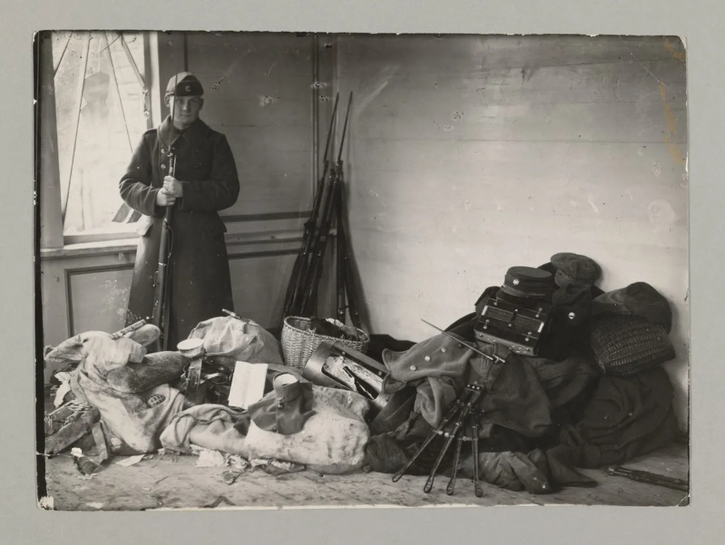Мятеж 1924 года удалось подавить за пару часов. Сторожевой с изъятыми у мятежников вещами.