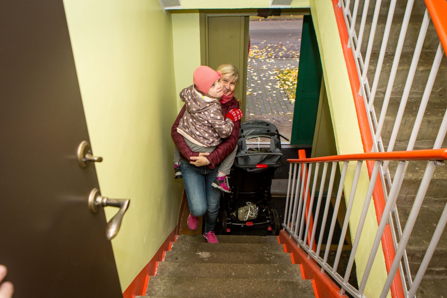 Kuressaarlane Kaja Laus on pidanud oma tütart aastaid süles trepist üles-alla kandma.