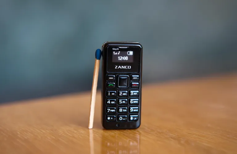Telefon on pisut pikem kui tavaline tikk.