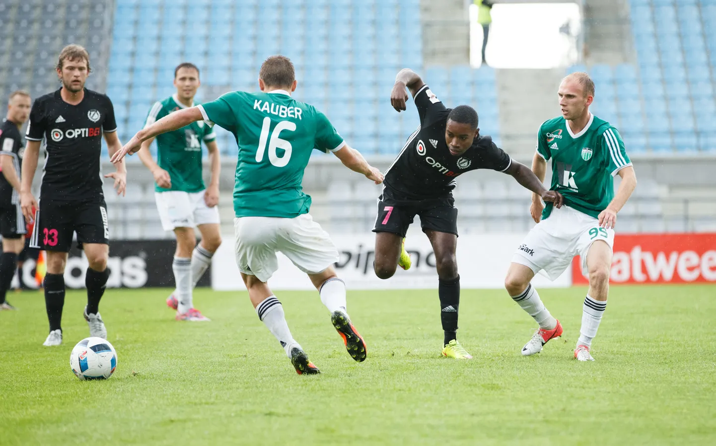 Kevin Kauber (number 16) Levadia särgis Nõmme Kalju vastu.