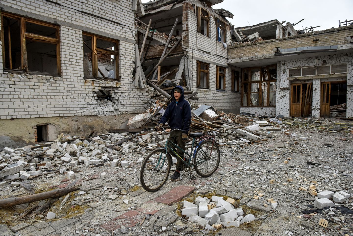 Ida-Ukrainas on paljudes asulates koolimajad hävinud. Volodõmõr koolimaja ees Donetski oblastis Drobõševe külas.