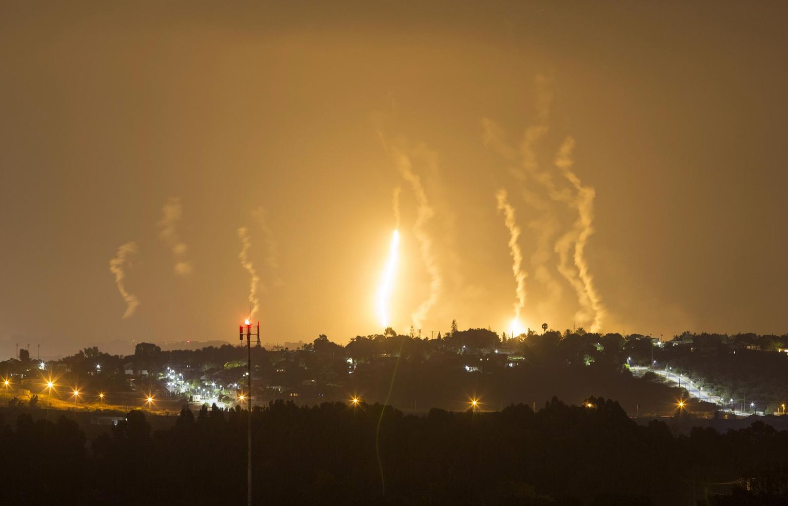Iisraeli Gazasse tulistatud rakettide tekitatud lõõm Netiv Haasara mošavo lähedal 2014. aasta juulis.