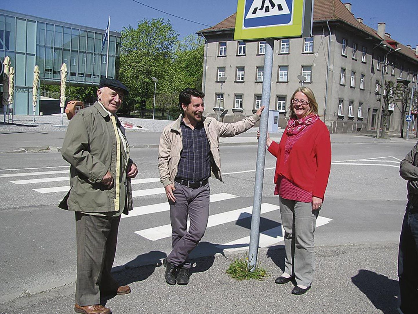 Valter Parve (vasakul) eestvõttel osalesid Catharina Hansen ja Tufan Göksel viisakate autojuhtide märkamise aktsioonis “Austa nõrgemat”.
