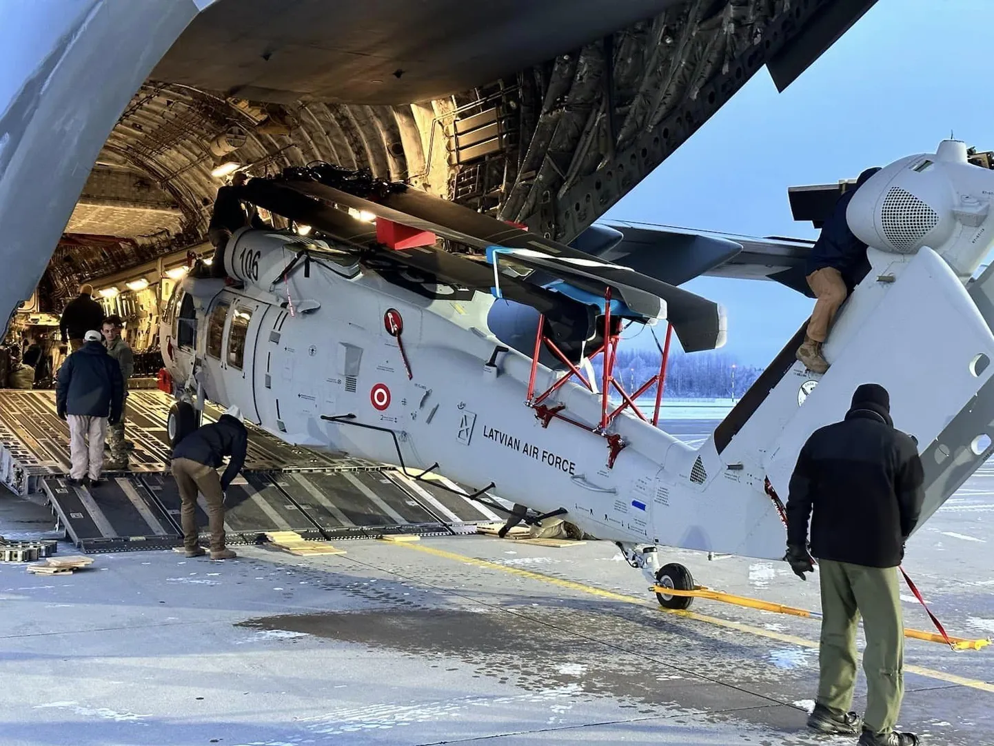 Доставка американского вертолета Black Hawk в Латвию