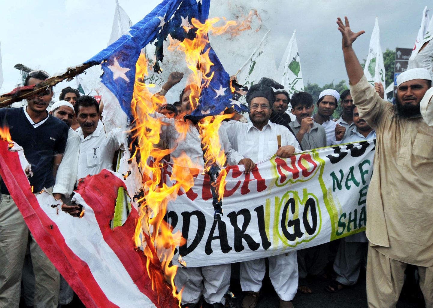 Pakistani aktivistid Lahore linnas USA vastu meelt avaldamas.