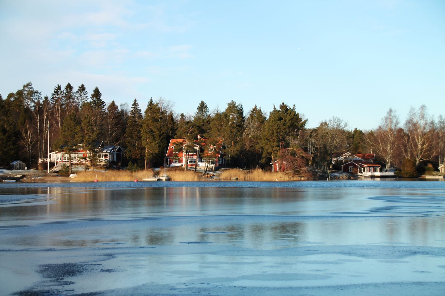 Rootsi järv, millel on jääkate. Pilt on illustreeriv