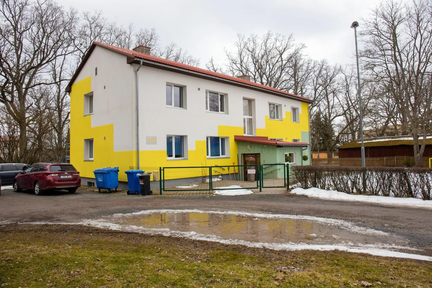 Kui vallavolikogu otsuse vastu võtab, ootab Vana-Võidu lasteaeda (pildil) sügisel liitumine Viiratsi lasteaiaga. Logistiliselt lastele ja vanematele midagi ei muutu, aga juhtkond loodetakse kokku sulandada.