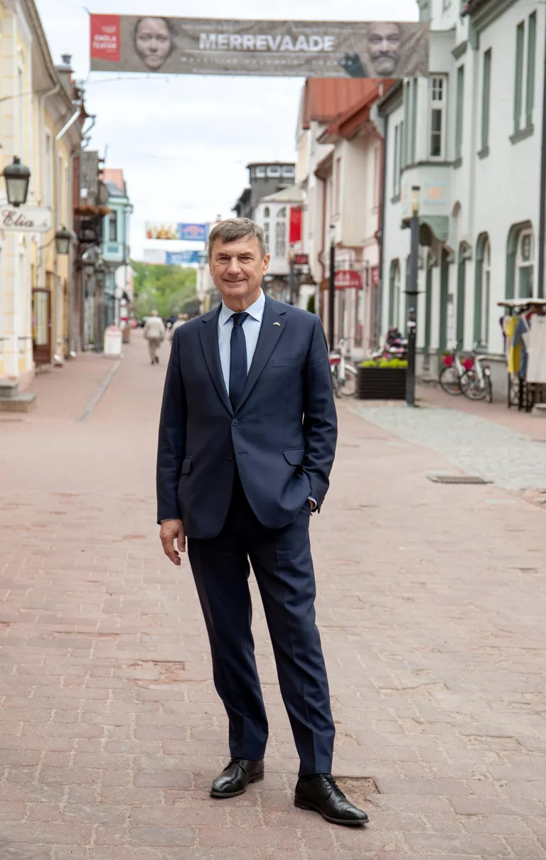 Pärnu Postimehe ja Andrus Ansipi teed ristusid suvepealinnas Rüütli tänaval selle nädala kolmapäeval.