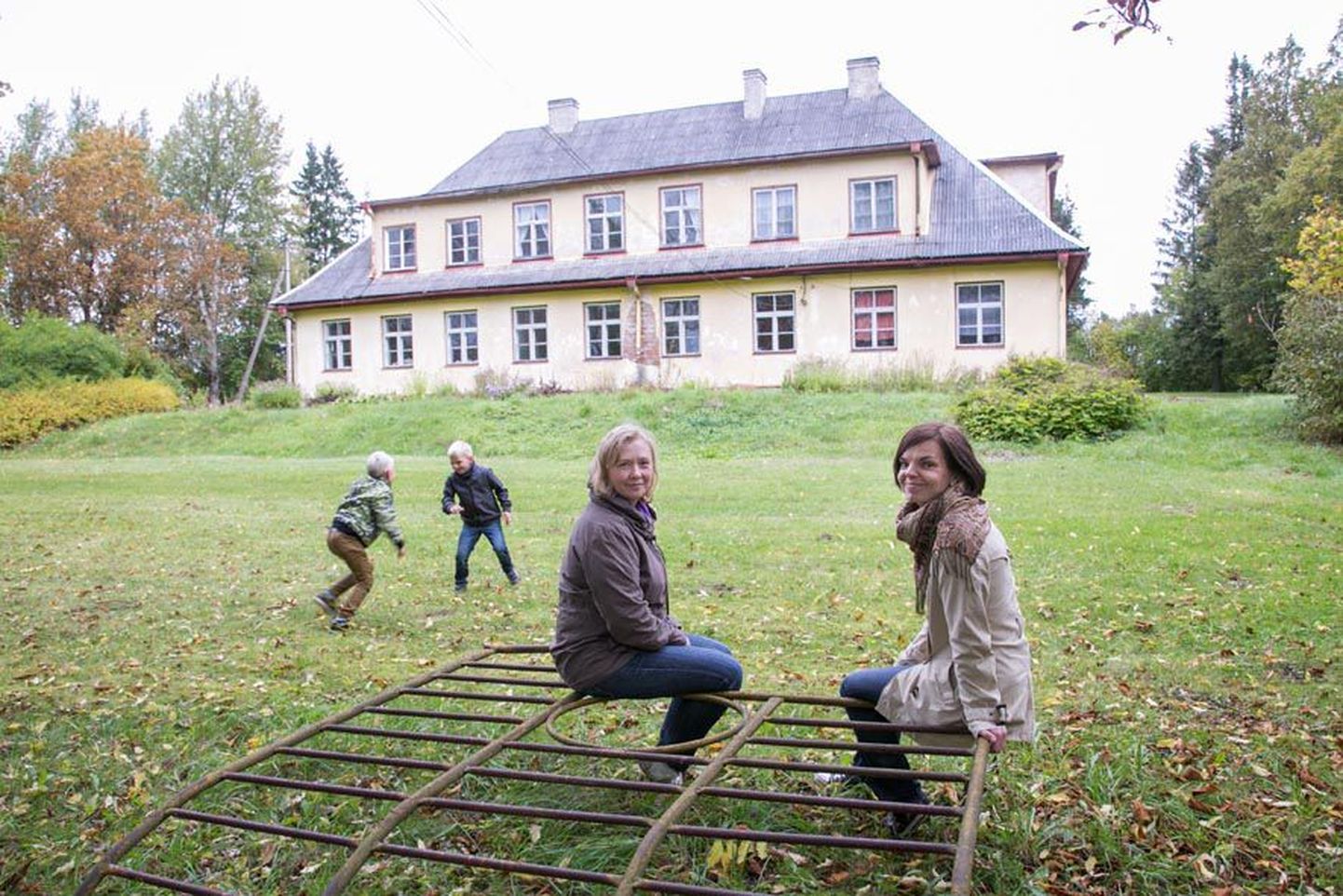 Villevere koolimaja ühed omanikud Triin Tarn (pildil vasakul) ja Margit Viigipuu on indu ja tahet täis. Nad usuvad, et õige varsti näitavad aastaid tondilossina seisnud koolimajas põlevad tuled, kuidas sees jälle elu keeb.