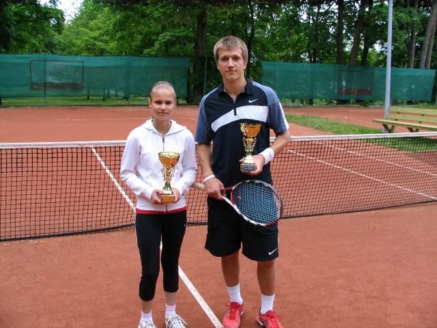 Linnapäevade tenniseturniiri võitjad segapaarismängus Kärt Koppel ja Siim Tuus.
