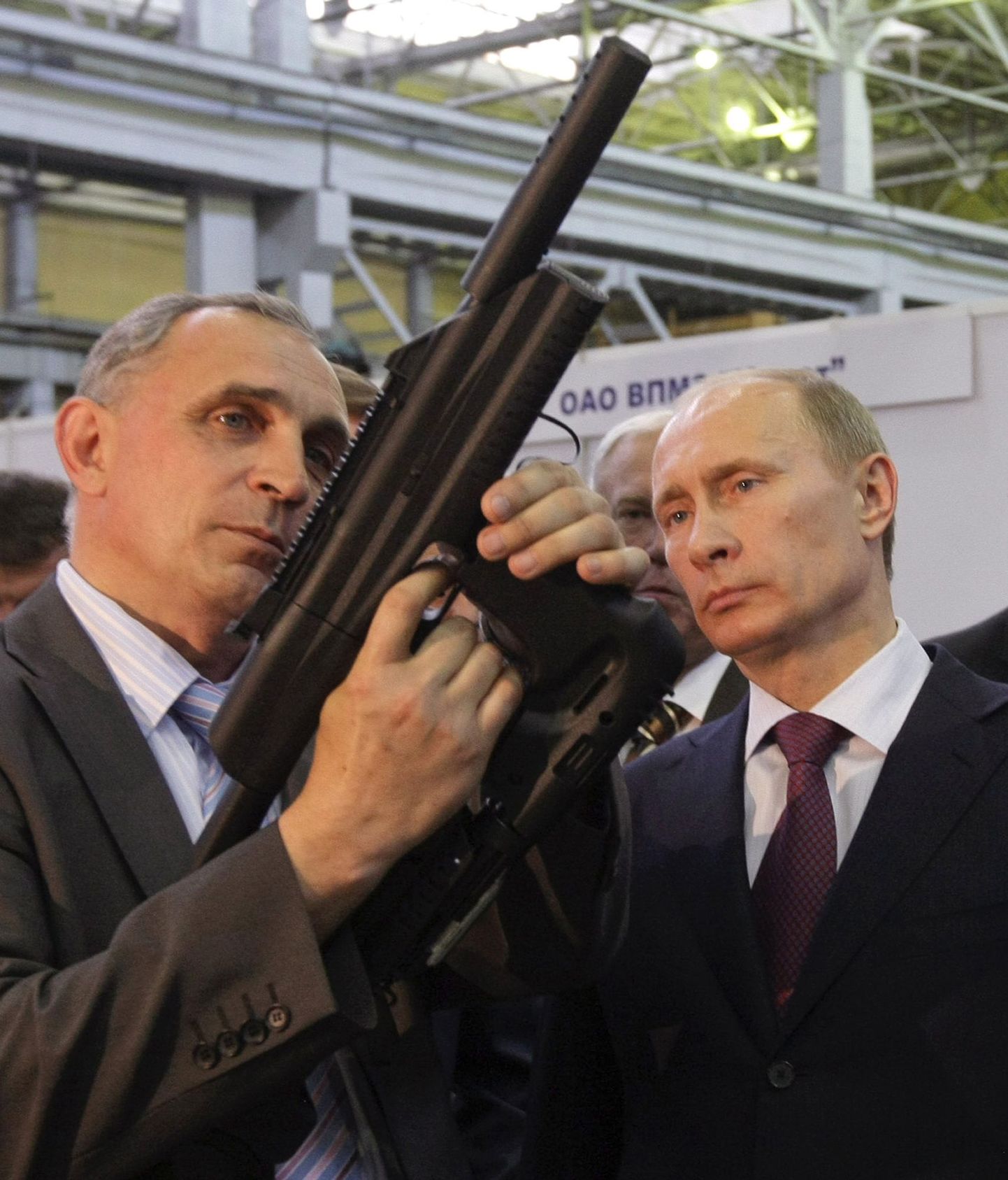 Vladimir Putin (paremal) 2010. aastal külastamas Kalašnikovi automaate ja muid tulirelvi tootvat tehast Iževskis.