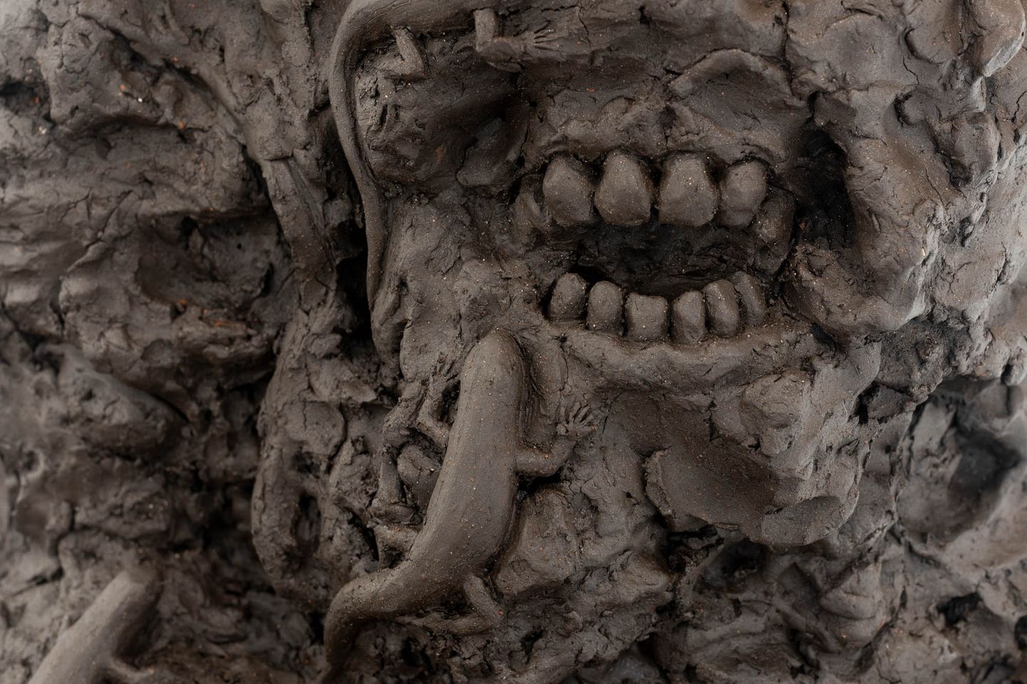 Kogo galeriis näitab kummitus hambaid.