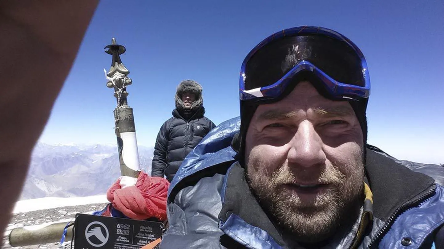 «Musta alpinisti» esilinastust külastav mägimatkaja Andres Karu räägib huvilistele mägironimisega kaasnevatest rõõmudest ja ohtudest.