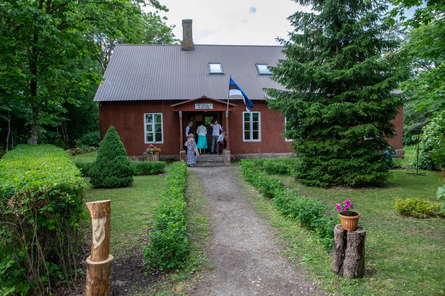 Kasvatusteadlase Tiiu Kuurme sõnul oli Metsküla kooli puhul kurioosne, et tegu on väga hea kooliga. Kooli õpilased võidavad olümpiaade, kool on mainekas, valitud Eesti parimaks kooliks. Ja kõigel sellel ei olnud vähimat kaalu kohaliku omavalitsuse ja kohtu silmis.